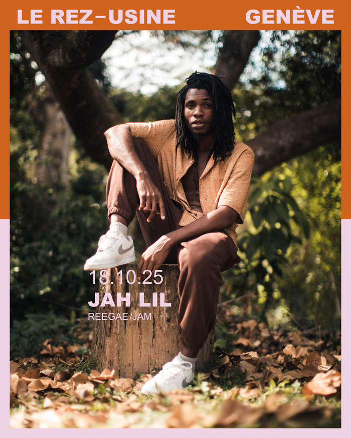 Affiche du concert de Jah Lil au Rez-Usine : dans un cadre orange et rose, le portrait d'un homme noir portant des dreadlocks, une chemise beige et un pantalons brun, assis sur une souche d'arbre dans la forêt. En rose sur l'image, le texte "18.10.25, Jah Lil, Reggae, Jamaïque".