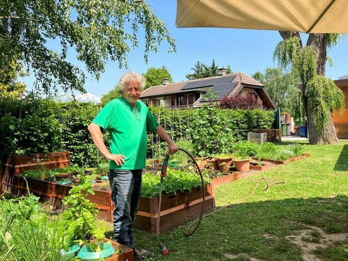 DR Steven, membre de La Ferme du Fond de l’Etang, devant le potager de La julienne