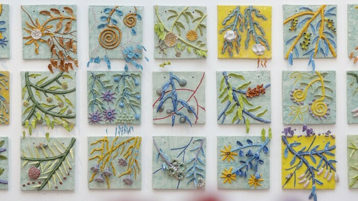 © Boris Dunand, Musée Ariana Œuvre d'António Vasconcelos Lapa, Jardin vertical : il s'agit d'une série de carreaux en céramique représentant différentes végétations (plantes, fleurs etc.)
