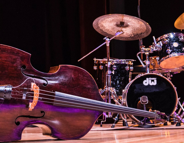 Scène avec une contrebasse par terre devant une batterie