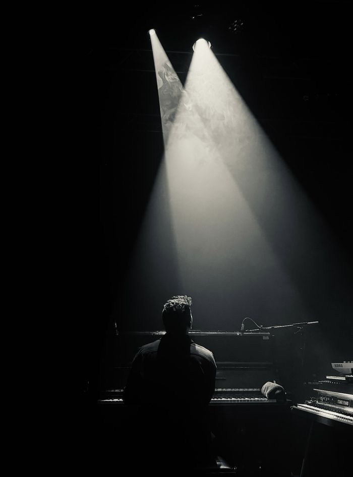 Pianiste de dos en noir et blanc
