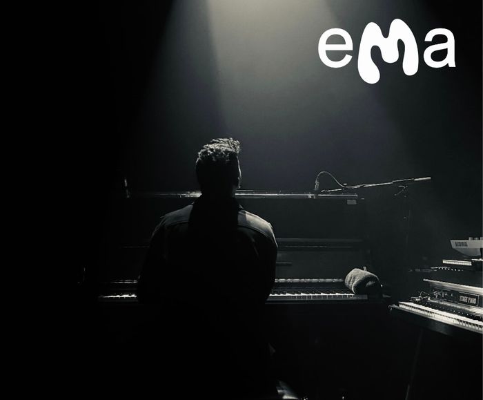 Pianiste de dos en noir et blanc