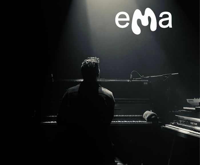 Pianiste de dos en noir et blanc