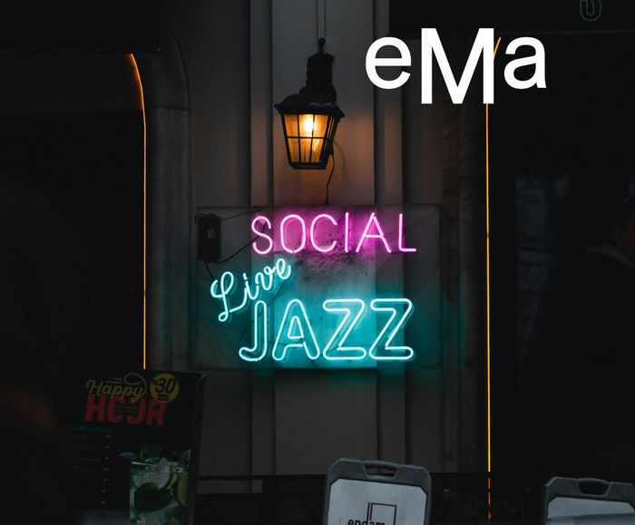“Social live jazz“ écrit en néons colorés sur un mur
