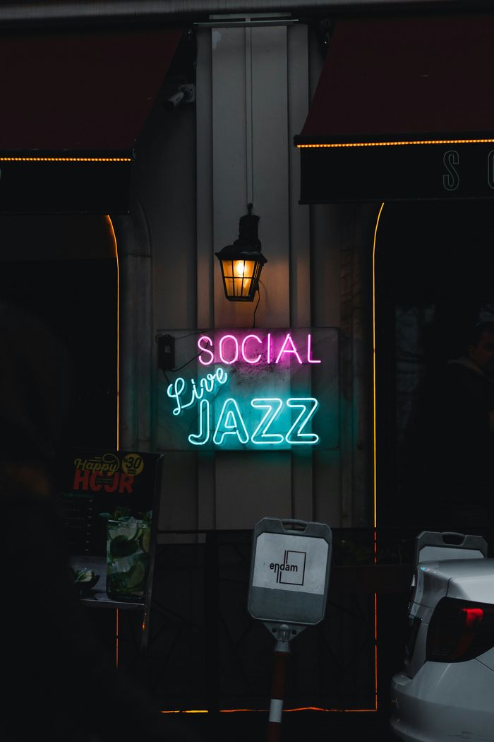 “Social live jazz“ écrit en néons colorés sur un mur