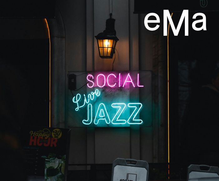 “Social live jazz“ écrit en néons colorés sur un mur