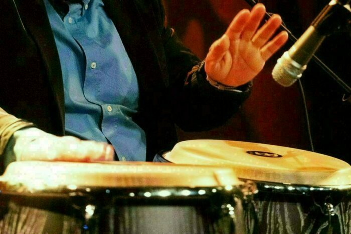 Jacques Apothéloz Mains sur des percussions