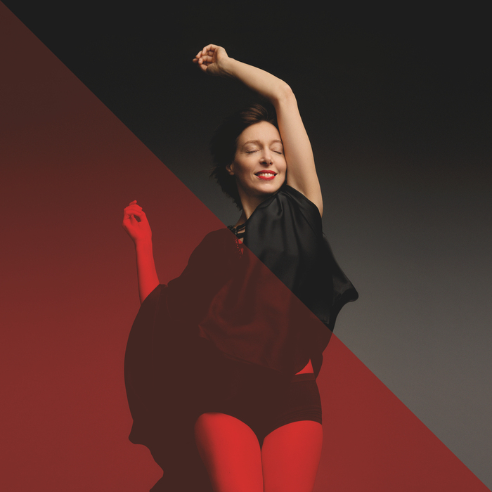 Jeanne Cherhal en train de danser en souriant
