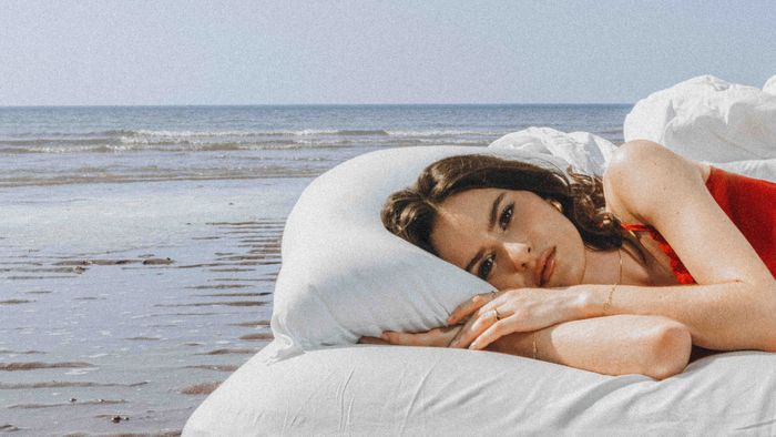 Photo de Jeanne couché sur un matelas au bord de la mer