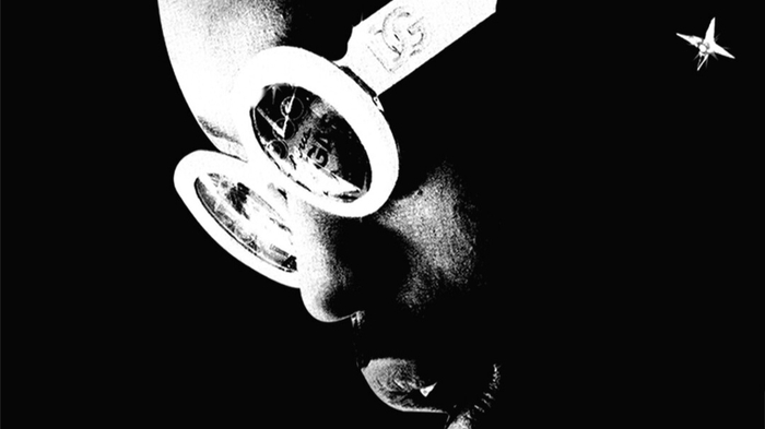 DR Photo en noir et blanc du visage de l'artiste qui porte des lunettes de soleil
