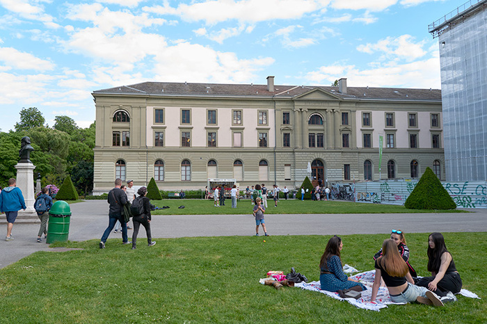 Savourer un café dans le parc des Bastions (Bibliothèque de Genève)