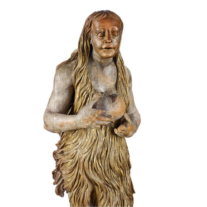 statue de Marie Madeleine tenant son coeur dans les mains