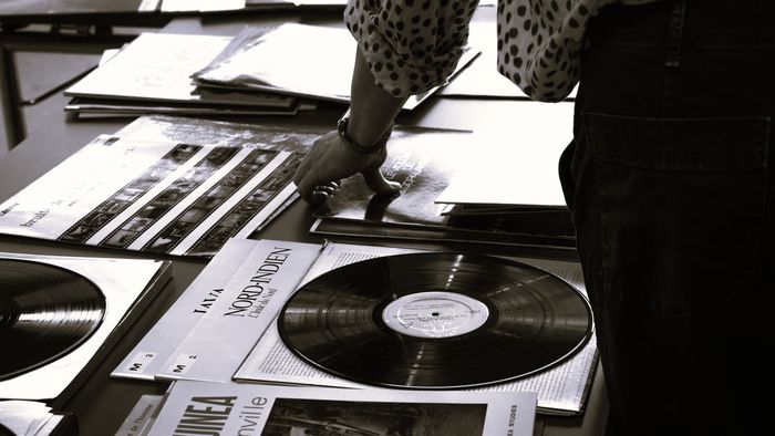 Une main qui prend un disque