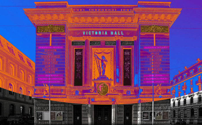 Sophie Le Meillour Projection de noms de compositrices en mapping sur la façade du Victoria Hall en teintes oranges et violettes.