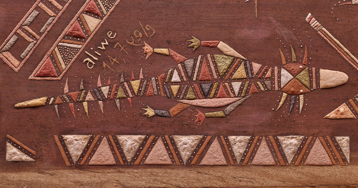 Détail de l'oeuvre "TÏNTUKAI" de l'artiste Ti'iwan Couchili. on y voit un lézard et des motifs géométriques autour.