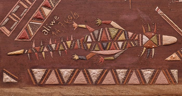 Détail de l'oeuvre "TÏNTUKAI" de l'artiste Ti'iwan Couchili. on y voit un lézard et des motifs géométriques autour.