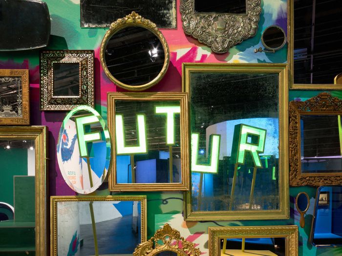 Photo du mot futur dans un ensemble de miroir.