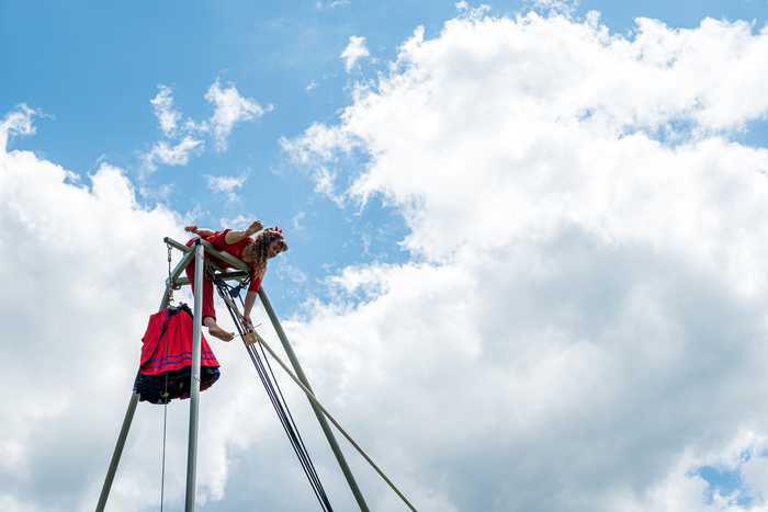 Une acrobate sur un portique