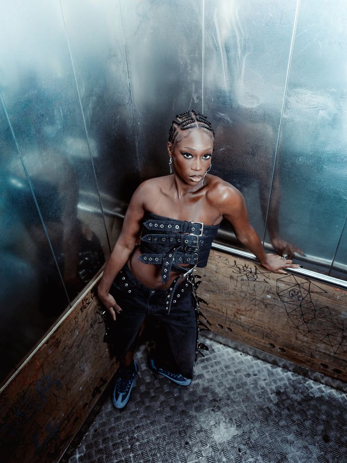 Portrait de Juste Shani dans un ascenseur.