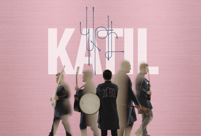 DR Un visuel sur fond rose sur lequel on aperçoit les musiciens du groupe Katil.