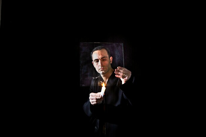 Khalid Abdalla brûlant son portrait