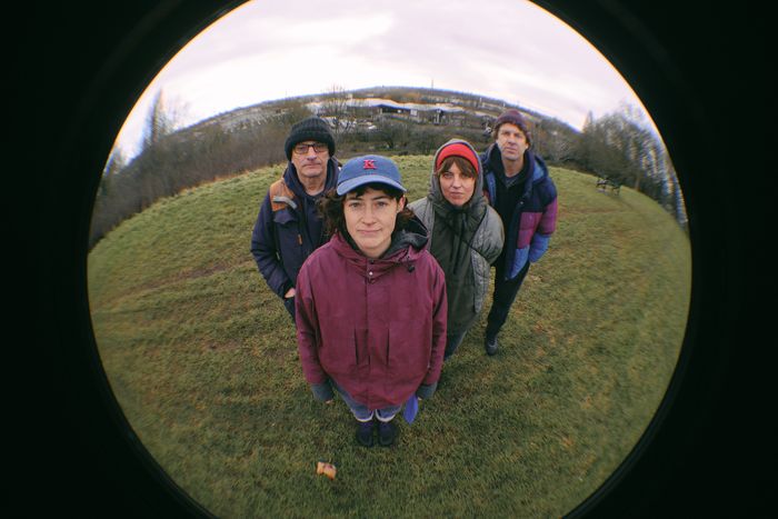 Photo avec effet fish-eye du groupe This Is The Kit, avec la chanteuse Kate Stables au centre.