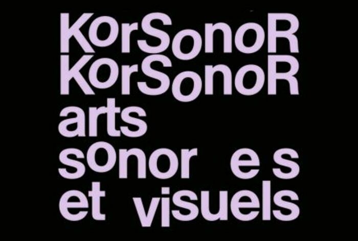 Le mot KorSonoR apparaît deux fois et en-dessous les mots arts sonores et visuels. Les lettres sont de couleur mauve et elles sont disposées à différentes hauteurs.