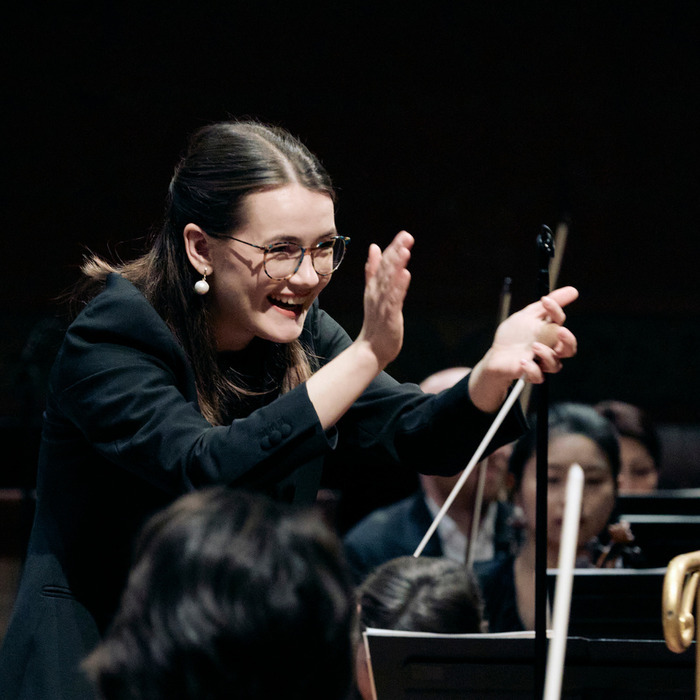 La cheffe d'orchestre Zofia Kiniorska qui dirige