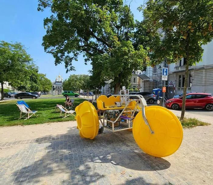 La bibliomobile devant l'Eglise Russe