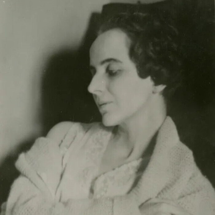 Photographie noir-blanc de Monique Saint-Hélier