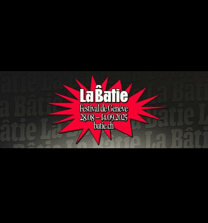 DR L’image est une affiche promotionnelle du Festival La Bâtie, qui a lieu à Genève.
Au centre de l’image, on voit une grande étoile rouge éclatée, comme une explosion, sur un fond sombre. En arrière-plan, on distingue le mot « La Bâtie » répété plusieurs fois en gris foncé.
Dans l’étoile rouge, en lettres blanches, il est écrit : les informations essentielles de l'événement (la date, le nom, et le site internet)
L’affiche attire l’œil grâce à ses couleurs contrastées : rouge vif, blanc éclatant…