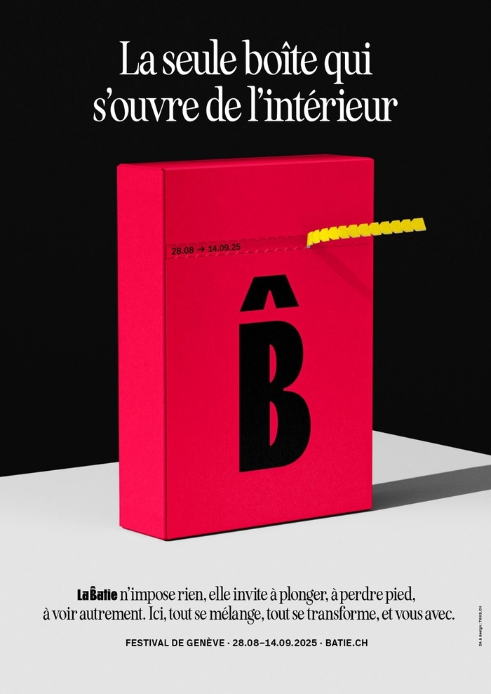 L’image est une affiche promotionnelle du Festival La Bâtie, qui a lieu à Genève.
Au centre de l’image, on voit une grande étoile rouge éclatée, comme une explosion, sur un fond sombre. En arrière-plan, on distingue le mot « La Bâtie » répété plusieurs fois en gris foncé.
Dans l’étoile rouge, en lettres blanches, il est écrit : les informations essentielles de l'événement (la date, le nom, et le site internet) 
L’affiche attire l’œil grâce à ses couleurs contrastées : rouge vif, blanc éclatant…