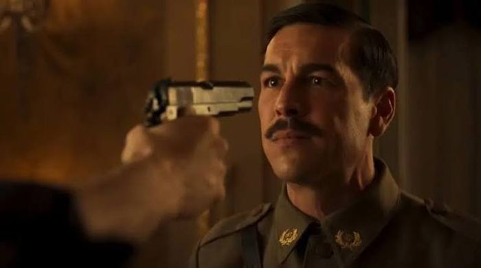 Pistolet pointé sur la tête d'un lieutenant