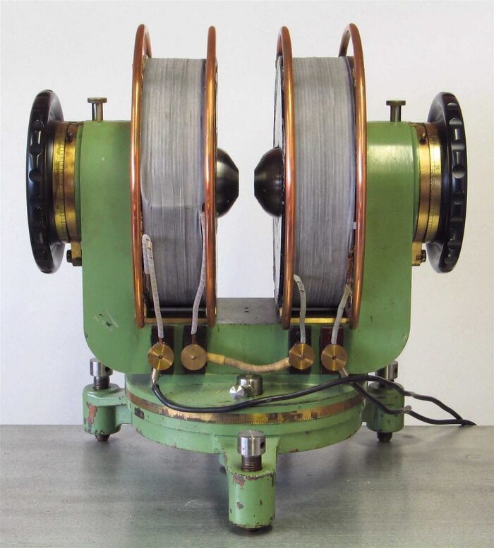 Électro-aimant de laboratoire (selon Prof. P. Weiss) S.I.P., Genève, entre 1907 et 1923
Aimant 500 x 350 x 550 mm, ø pôles 90mm, ø bobines 300mm