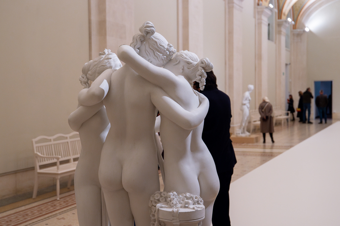 MAH Genève Irina Popa Statues de dos dans l'exposition
