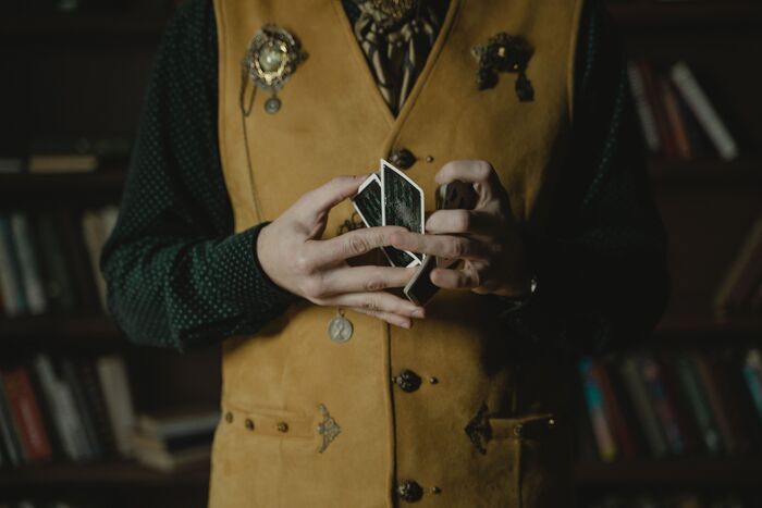 magicien effectuant un tour de cartes