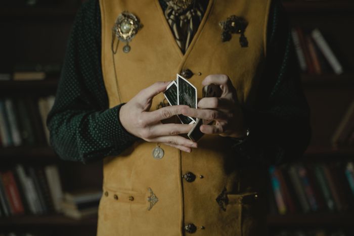 magicien effectuant un tour de cartes