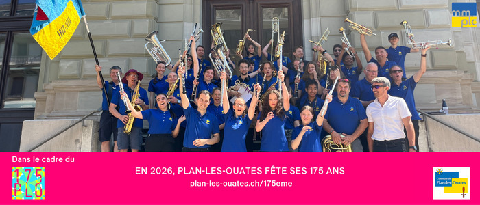 Musiciens de la musique municipal de Plan-les-Ouates en groupes avec la bannières des 175ans de la communes