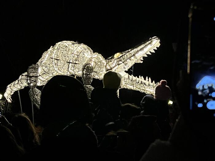 Marionnette géante et lumineuse représentant un crocodile