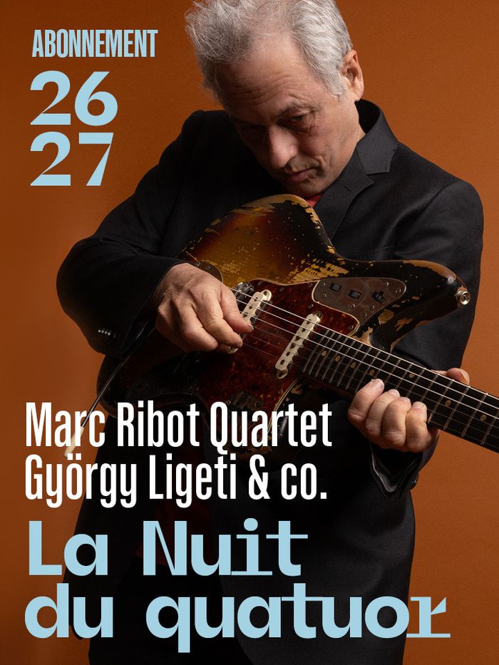 Marc Ribot en train de jouer de la guitare électrique