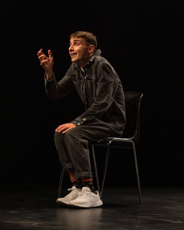 homme sur un tabouret au visage expressif