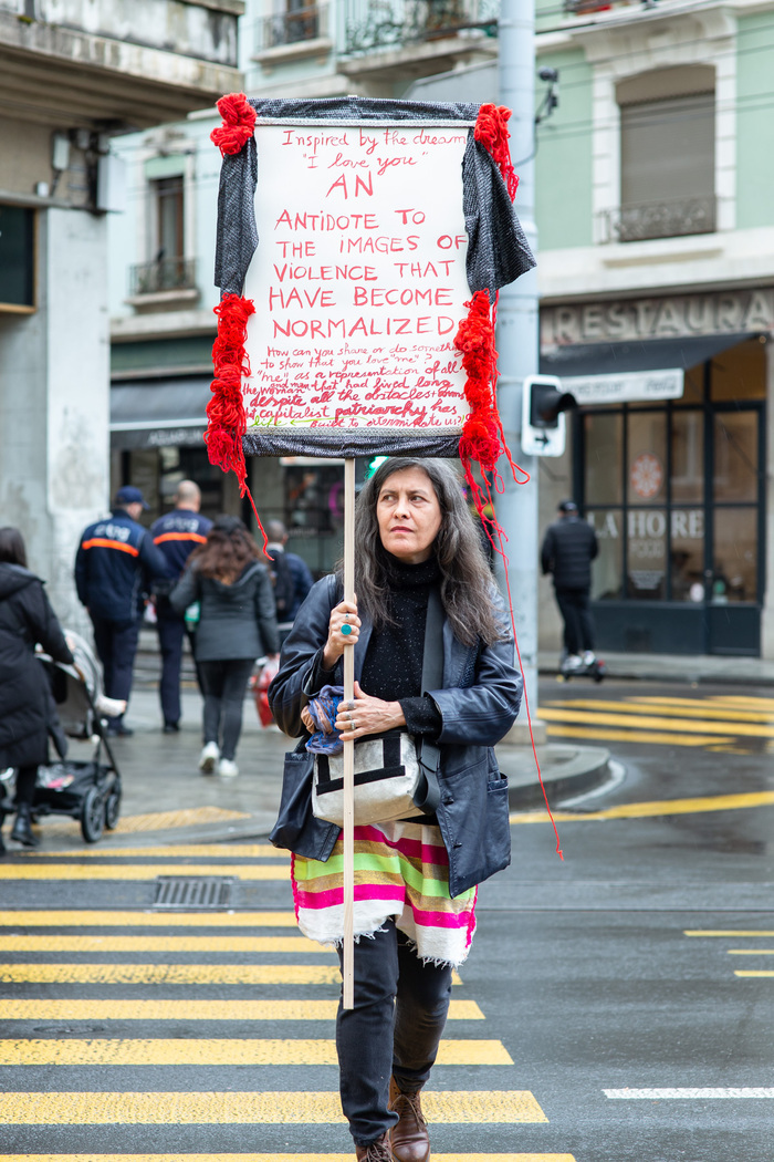 Marisa Cornejo sur un passage piéton avec un panneau