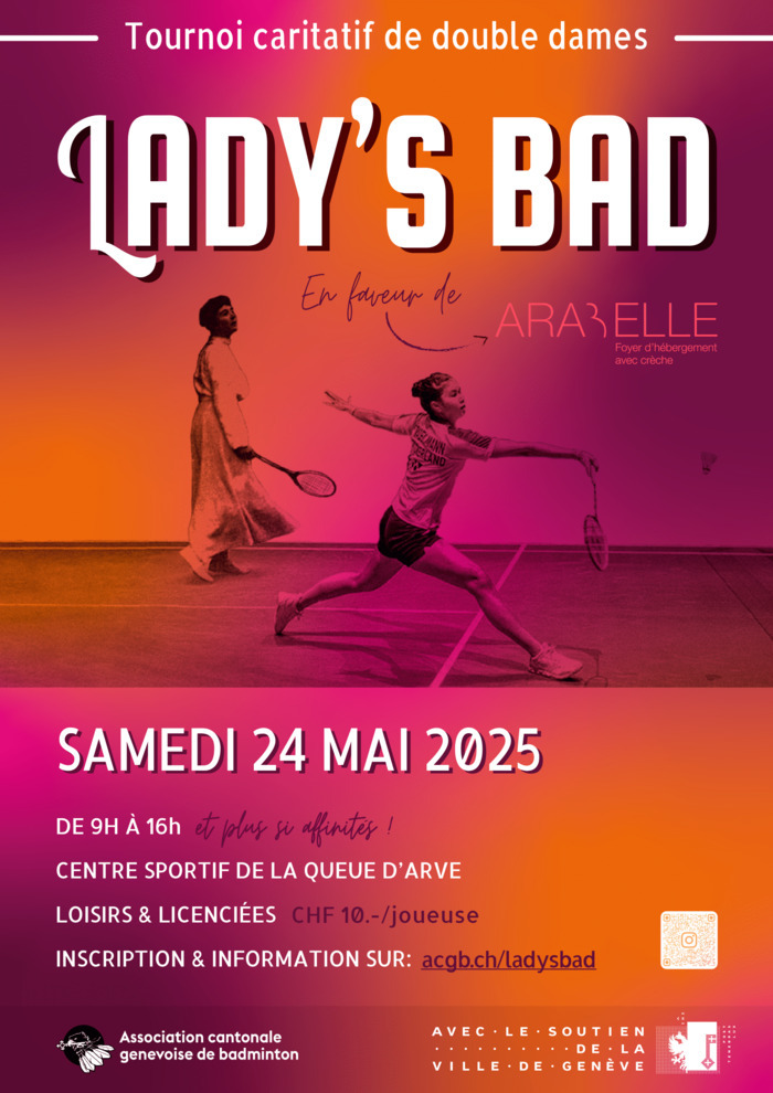 Deux joueuses de badminton en plein échange sur un terrain intérieur, volant en vol.