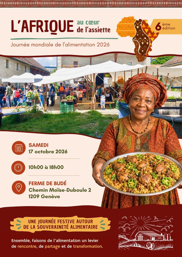 Une femme nous présentant une grand plat avec un repas à base de céréales, de légumes et de viande. En arrière-plan, des stands de marché avec du monde qui se promène.