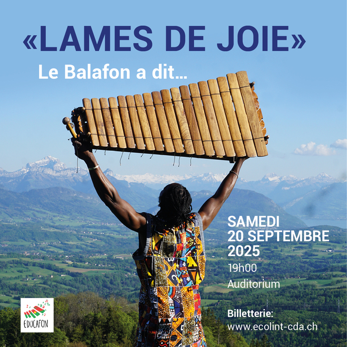 Educafon / Ecolint Un homme noir, habillé avec une toge multicolor qui brandit un grand balafon au dessus de sa tête en regardant vers le ciel, face à une plaine des montagnes et le ciel.
