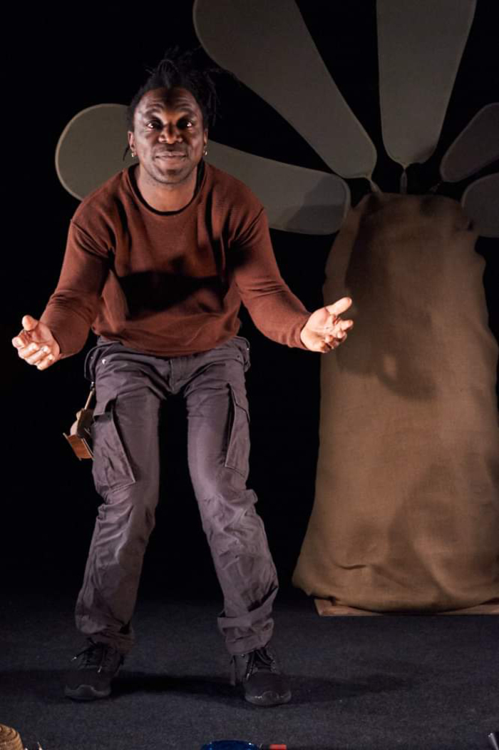 Un photo en couleur qui représente le conteur Fidèle Baha