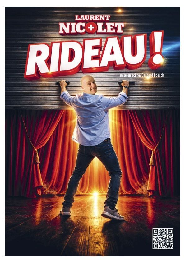 Laurent Nicolet qui ferme un rideau de fer sur un rideau rouge de théâtre.