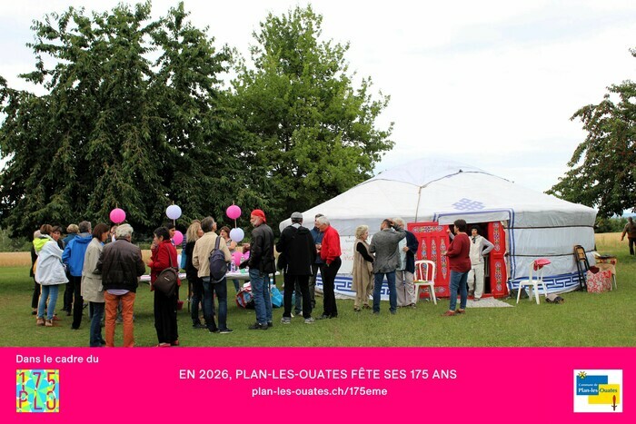 public en attente d'entrée dans la yourte