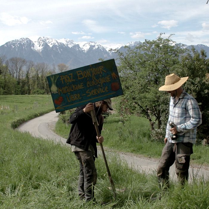 2 personnes dans la nature, pancarte, paysage avec montagnes