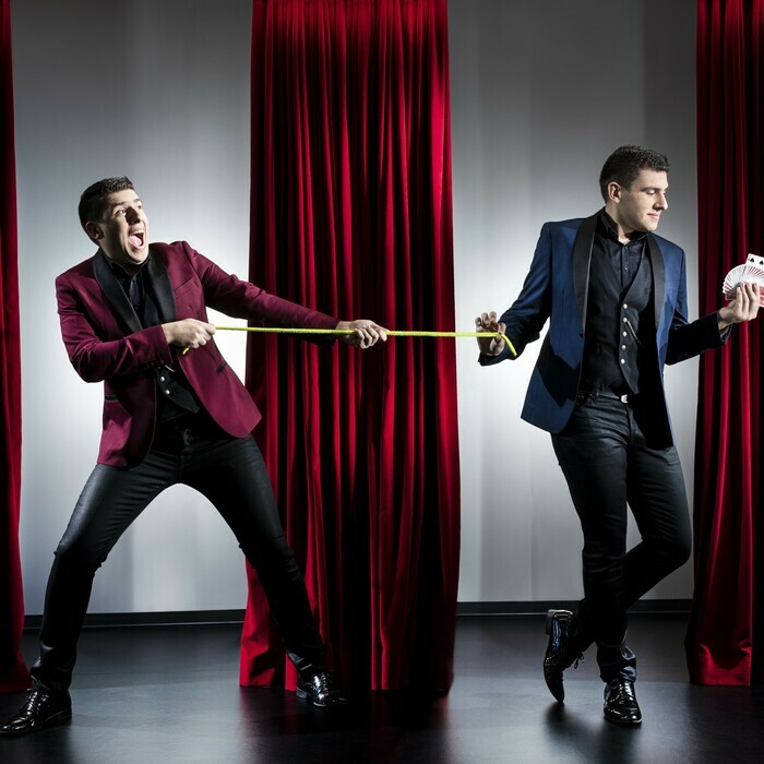 Photo montage dans lequel deux Gianfranco font un tour de magie